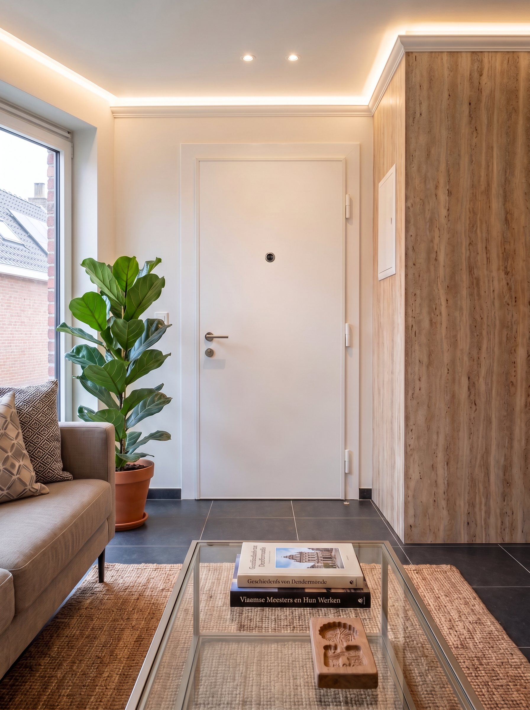 Inbraakwerende en brandwerende gepantserde deur in het wit met spionoog in een moderne appartementsgang